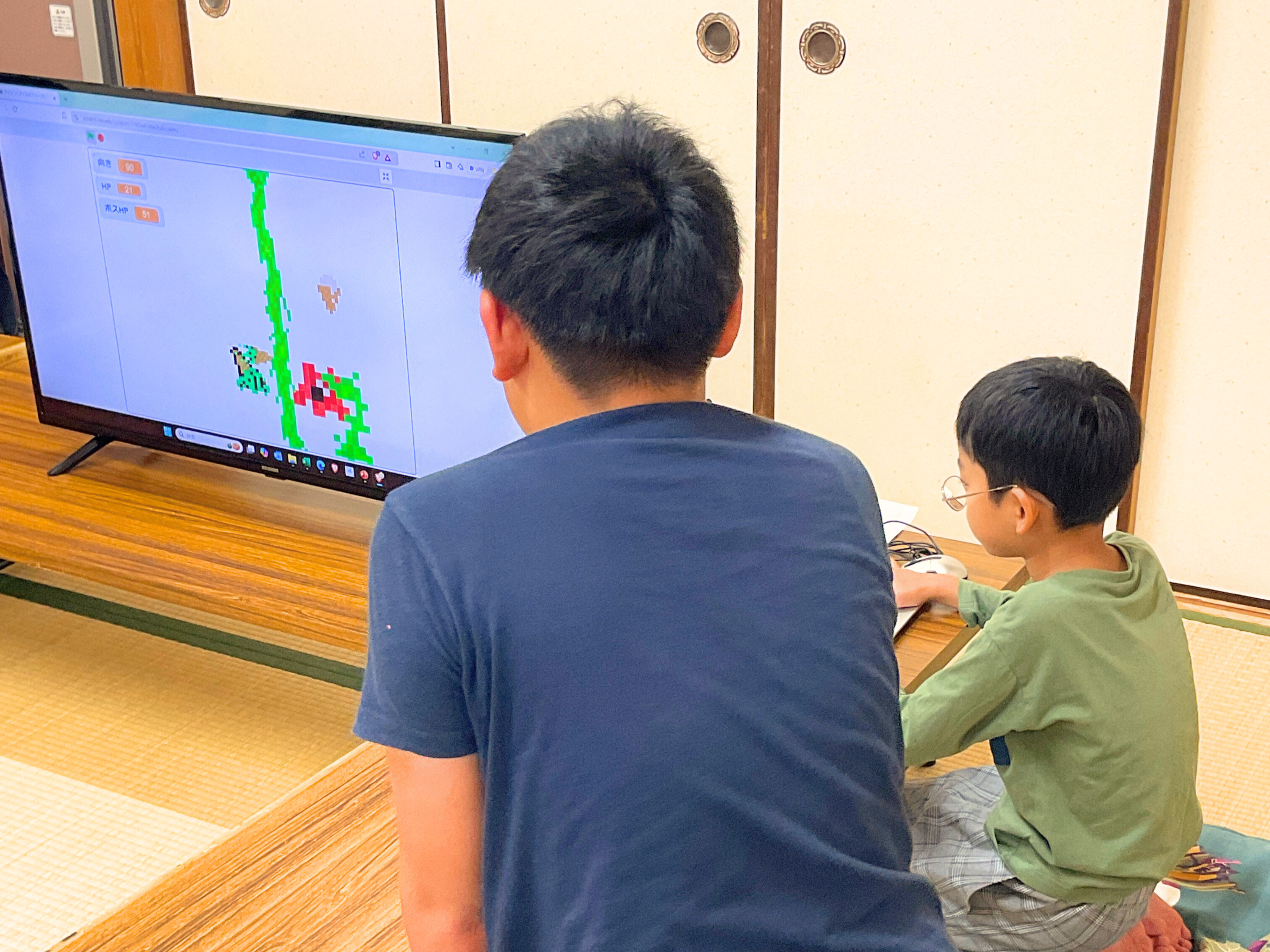 自分の考えを発表する子ども