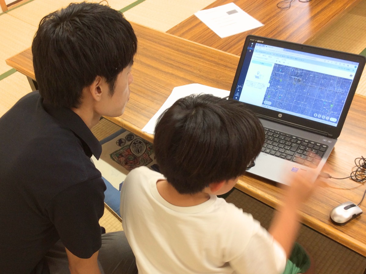 講師と一緒に学ぶ子ども